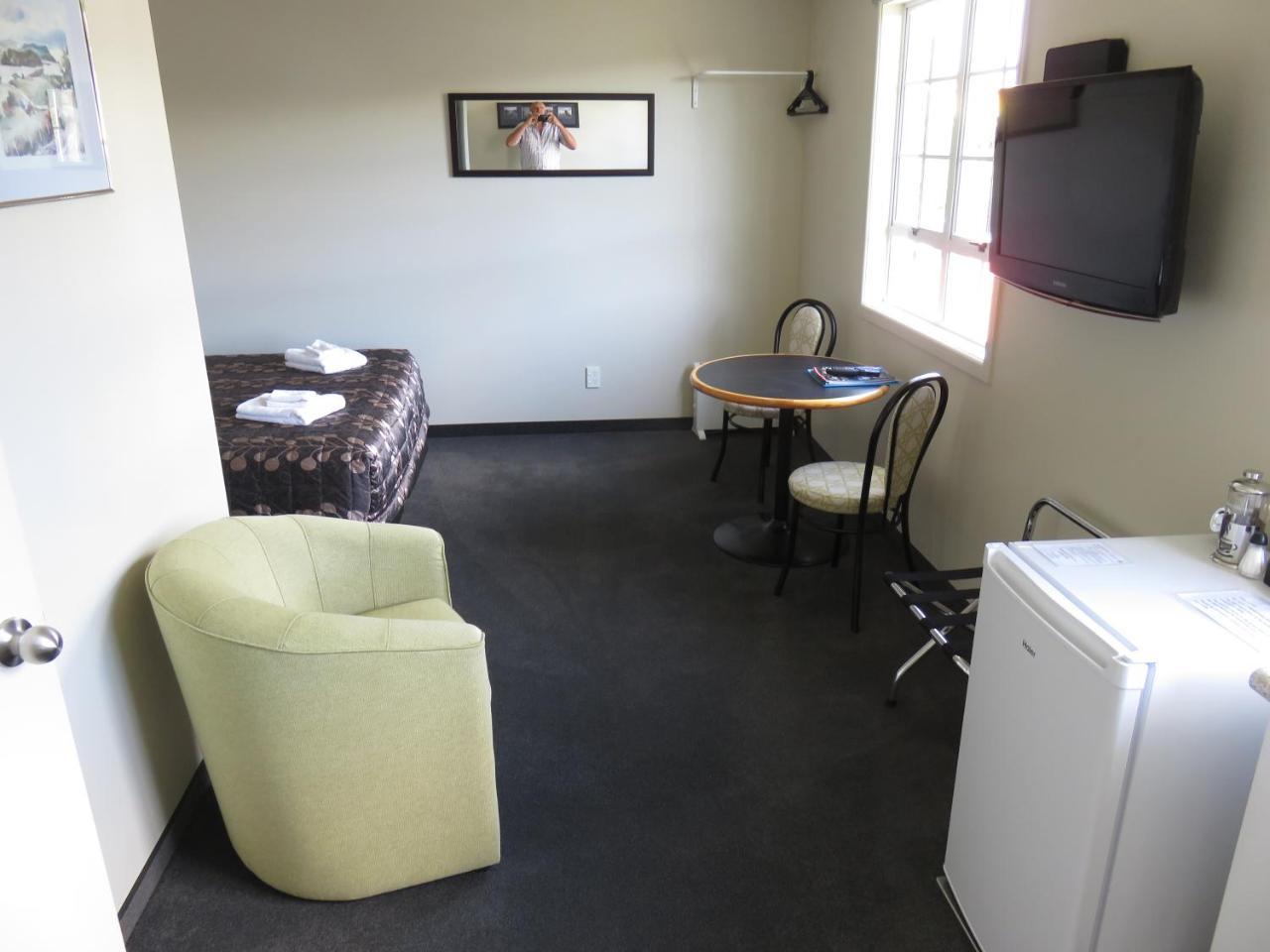 Admirals Motor Motel