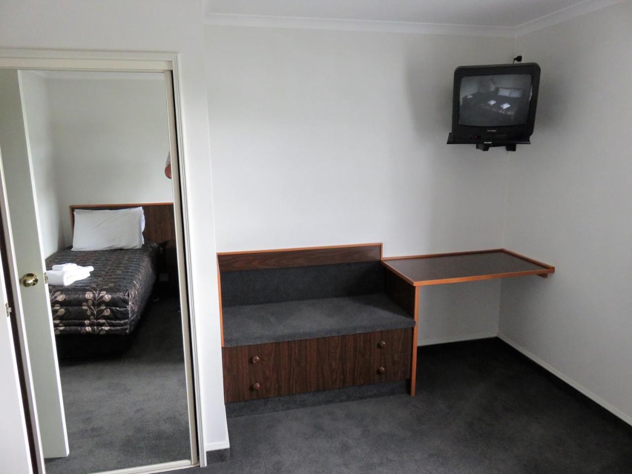 Admirals Motor Motel 4*