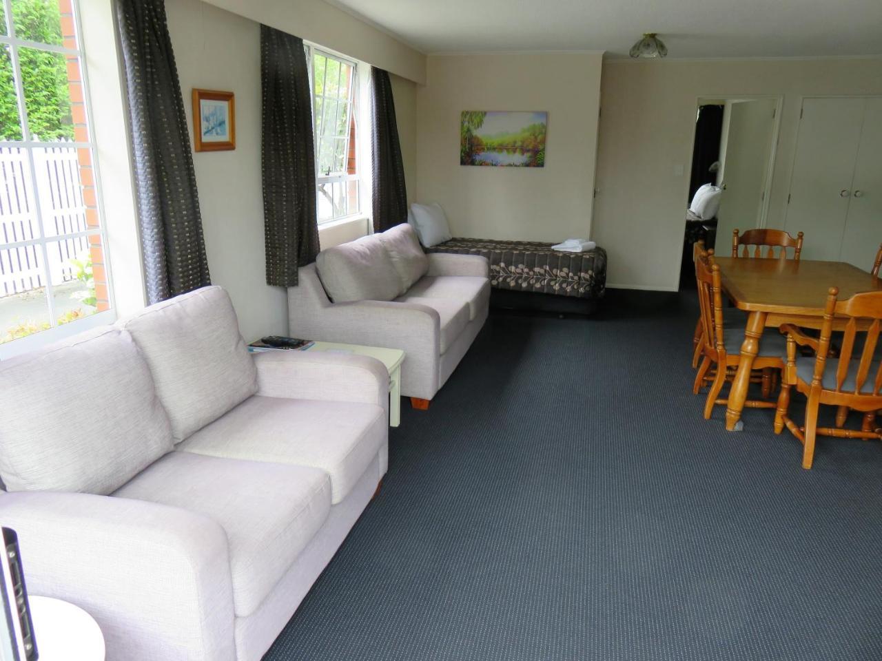 Admirals Motor Motel