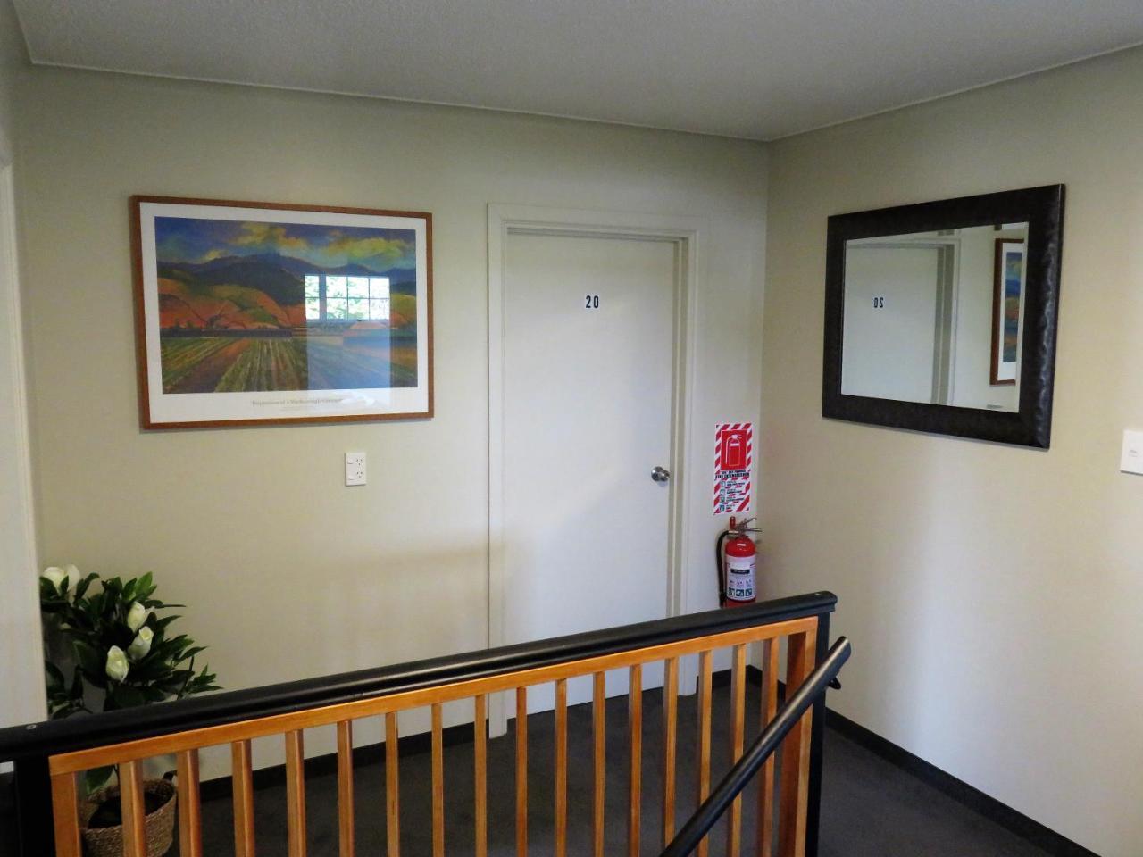 Admirals Motor Motel 4*